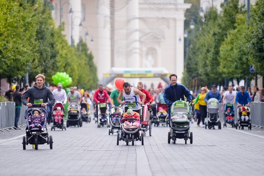 Pasiūlymas, kaip išspręsti demografijos bėdas: „Žmonės, kurie turi vaikų, nugyvena kelias vaikystes“