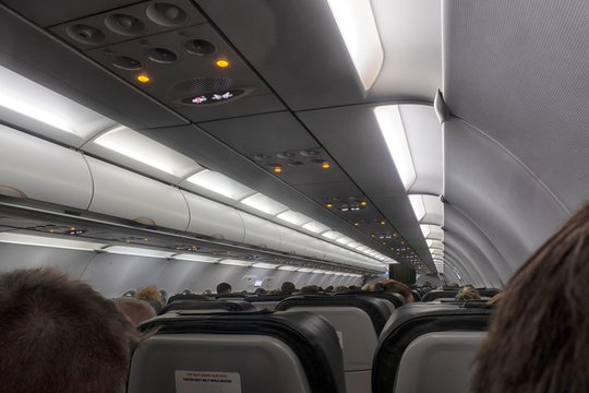 „Ryanair“ lėktuve – keleivių košmaras: žmonės ir vėmė, ir neteko sąmonės