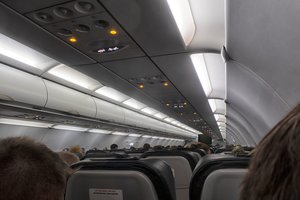 „Ryanair“ lėktuve – keleivių košmaras: žmonės ir vėmė, ir neteko sąmonės