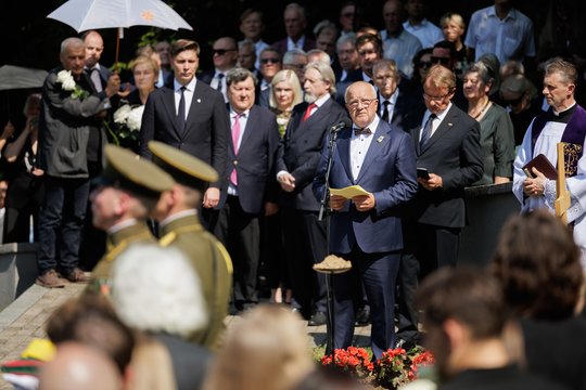 Per K. Prunskienės laidotuves šalia vadovų galimai užfiksuota SSRS ir Kremliaus režimą šlovinusi moteris