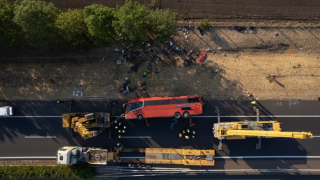 Lenkų turistinis autobusas atsidūrė griovyje: Vengrijoje užfiksuoti avarijos padariniai