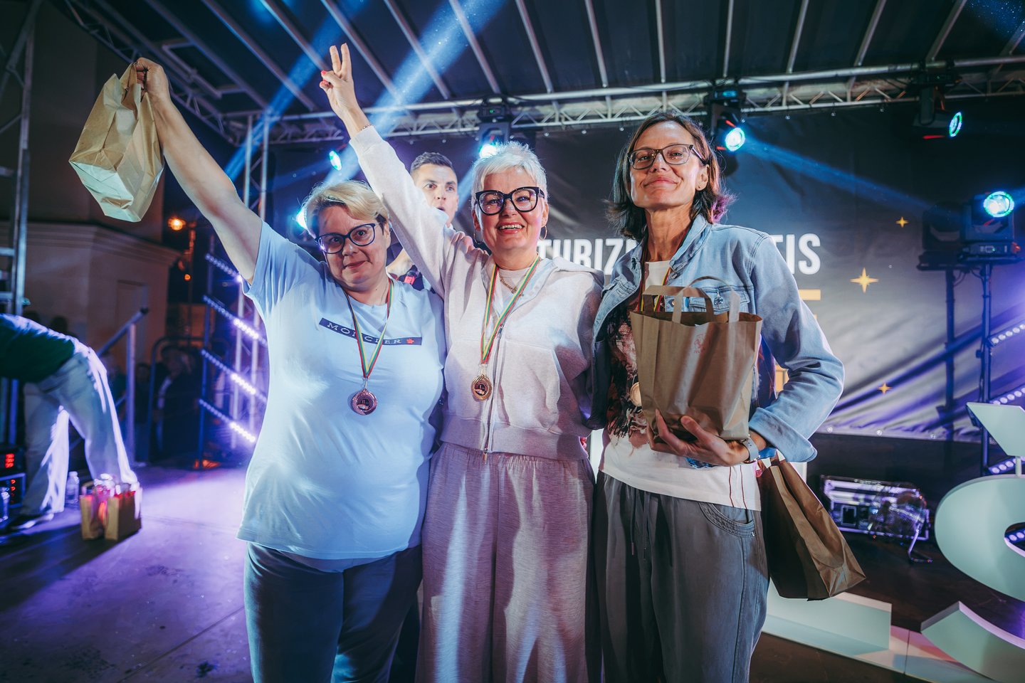 Telšiuose užvirė tikra kova: cibulynės valgymo čempionų titulo siekė dalyviai net iš penkių šalių.<br> Organizatorių nuotr.