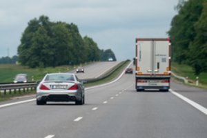 Į absurdišką situaciją patekę vairuotojai sulaukė baudų: „Trūksta logikos“