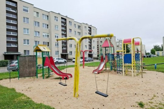 Išsigandę tėvai priversti „patruliuoti“ vaikų žaidimų aikštelėje: papasakojo, kaip prie vaikų elgiasi jauna moteris