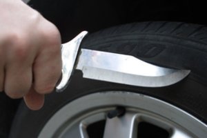 Vilniaus rajone į servisą įsibrovęs niekadėjas pradūrė 6 automobilių padangas