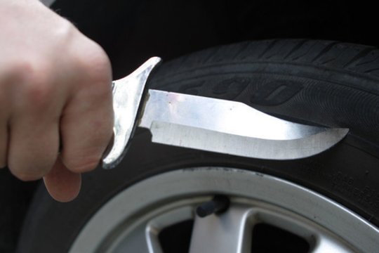 Vilniaus rajone į servisą įsibrovęs niekadėjas pradūrė 6 automobilių padangas