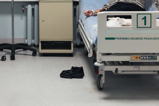 Į Santaros klinikas plūsta virusu užsikrėtę pacientai: negali patys kvėpuoti ir valgyti