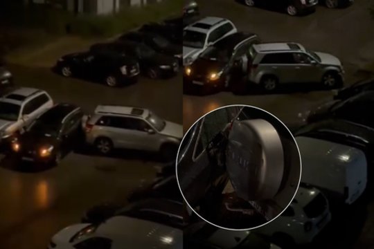 Negalėjo patikėti savo akimis: užfiksavo, kaip vairuotojas aikštelėje niokojo automobilius