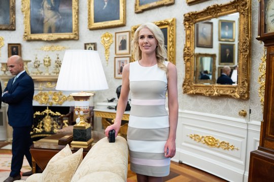 Baltųjų rūmų atstovai dėl klausimų apie D. Trumpo padėjėją užsipuolė CNN žurnalistę