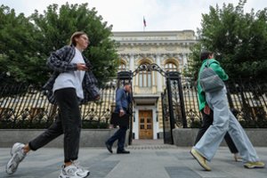 Karas Ukrainoje. „Įtampa kyla“: rusai iš bankų masiškai išsiiminėja pinigus
