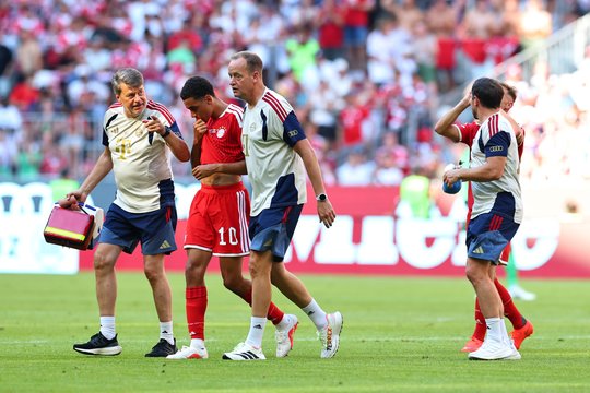 Išgąstis Miunchene: „Bayern“ lyderis antras rungtynes paeiliui neteko sąmonės