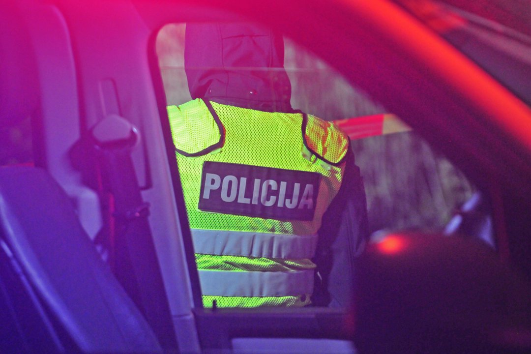 Sulaikytas vyras bandė susižaloti Marijampolės policijos automobilyje – gelbėti šoko pareigūnai