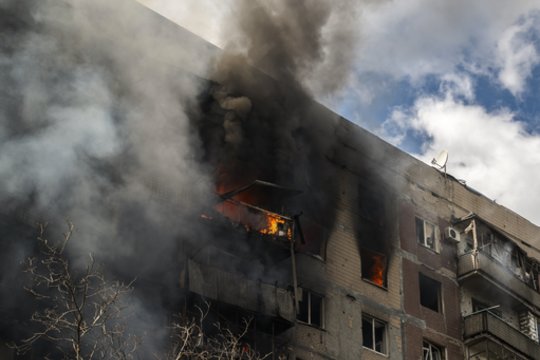 Karas Ukrainoje. Rusija masiškai atakavo Kyjivą: smogė medicinos ir švietimo įstaigai, žuvo žmonės