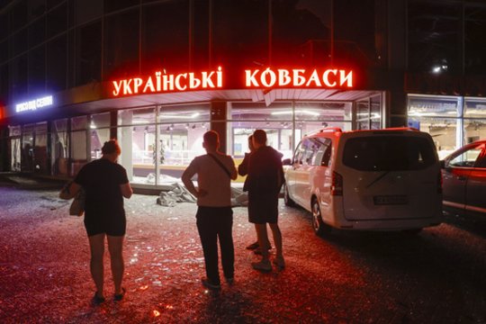 Karas Ukrainoje. Rusija masiškai atakavo Kyjivą: smogė medicinos ir švietimo įstaigai, žuvo žmonės