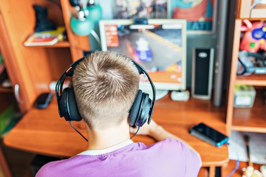 Kodėl vieniems žaidimai – tik pramoga, o kiti juose pasislepia nuo realybės?