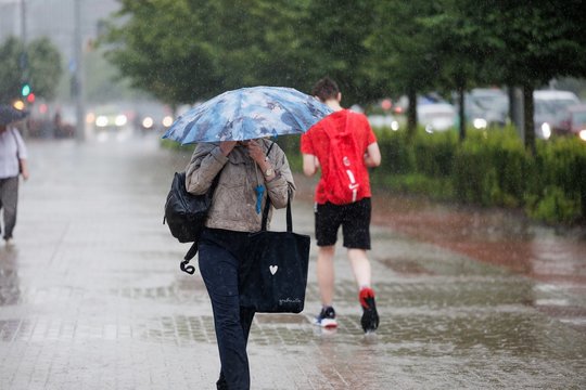 Per šalį slenka bevardis ciklonas: atneš gausų lietų ir perkūniją