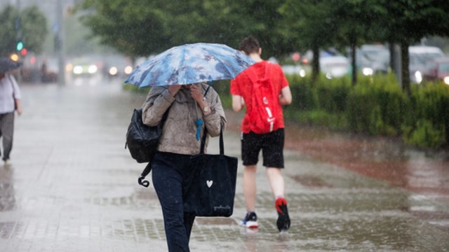 Per šalį slenka bevardis ciklonas: atneš gausų lietų ir perkūniją