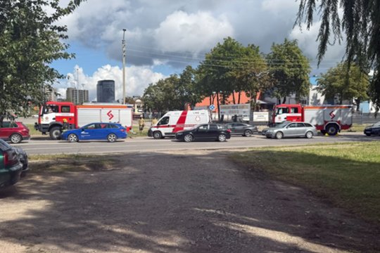 Avarija Kaune: po BMW ir „Volkswagen“ susidūrimo į nelaimės vietą sulėkė visos tarnybos
