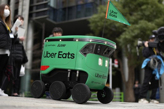 Suomijoje maistą į namus vežios robotai