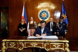 Po pranešimų apie darbuotojų skundus – paties ambasadoriaus G. Varvuolio reakcija