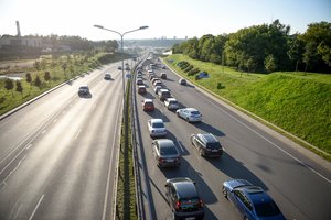 Šioje sostinės gatvėje numatomi eismo ribojimai: bus keičiami šulinių dangčiai