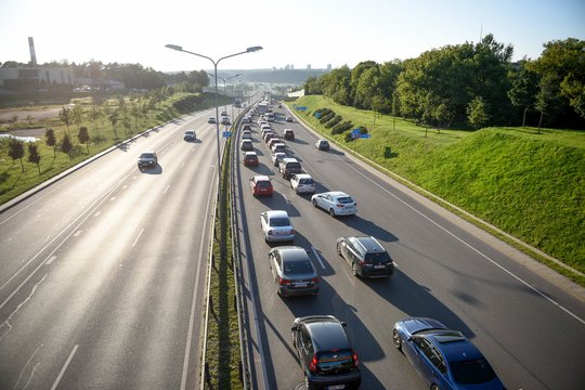 Šioje sostinės gatvėje numatomi eismo ribojimai: bus keičiami šulinių dangčiai