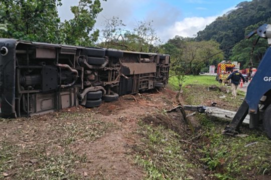 Brazilijoje susidūrus autobusui ir sunkvežimiui žuvo mažiausiai 21 žmogus