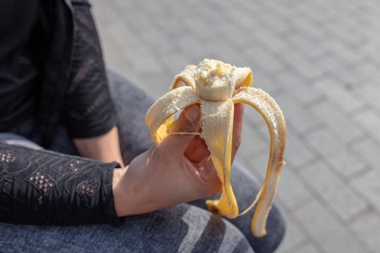 Kokiems žmonėms nereikėtų valgyti bananų? Kardiologai įspėjo dėl pavojaus sveikatai