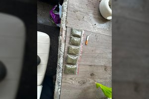Policija sulaikė Kauno troleibuse moteriai buteliu į galvą smogusį vyrą – jo namuose rasta kvaišalų