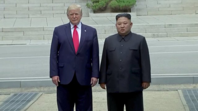 D. Trumpas užsiminė apie susitikimą su Kim Jong Unu: skyrė retą įvertinimą