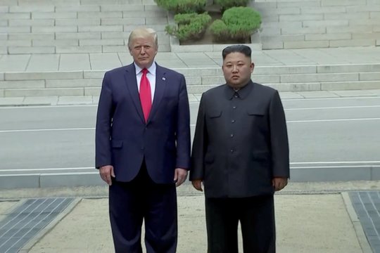 D. Trumpas užsiminė apie susitikimą su Kim Jong Unu: skyrė retą įvertinimą