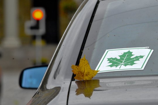 Žiniasklaida: 70 proc. gyventojų – už variklio galios ribojimą vairuotojams su „klevo lapu“