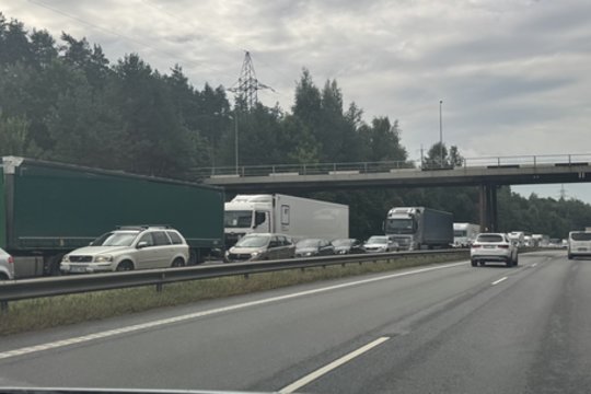 Vairuotojai įspėja apie didelę spūstį Kaune: kas vyksta