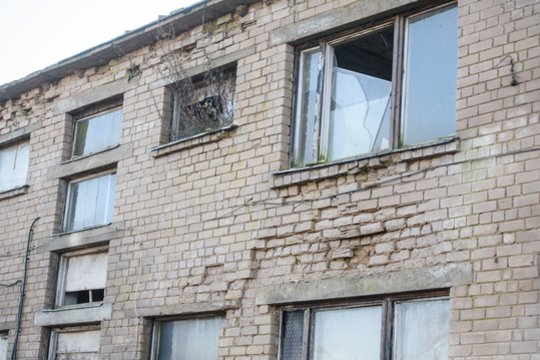 Užkalti langai ne visada atbaido smalsuolius: psichologė atsako, kodėl paauglius vilioja tušti pastatai
