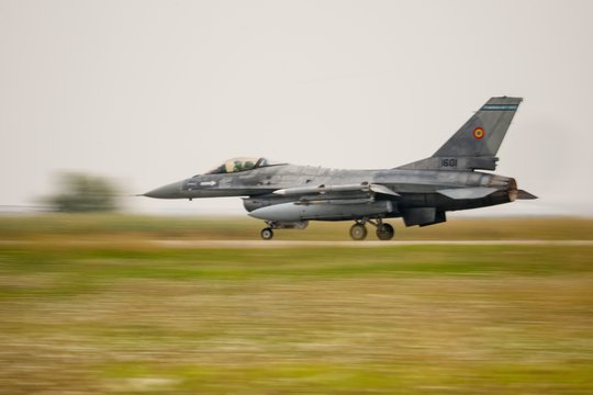 Rumunijos naikintuvai sunaikino sprogmenų prikrautą jūrinį droną: apkaltino Rusiją