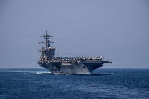 Po pranešimų apie problemas „USS Abraham Lincoln“ į Artimuosius Rytus atplaukė kitas JAV lėktuvnešis