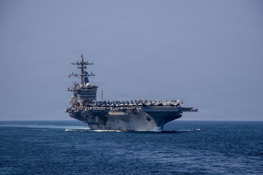 Po pranešimų apie problemas „USS Abraham Lincoln“ į Artimuosius Rytus atplaukė kitas JAV lėktuvnešis