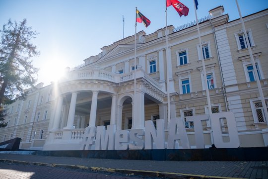 VK: karinės įrangos įsigijimų efektyvumas mažėja, neįvykusių pirkimų dalis išaugo 2,5 karto