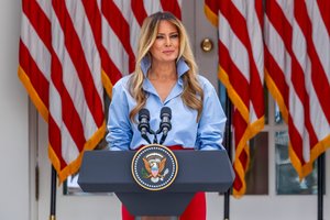 Melania Trump po ilgo laiko pasirodė viešumoje: „Girdėjau, manęs pasiilgote“