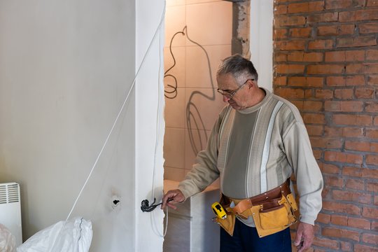 Šimtus butų remontavęs Dmytro tiesiai šviesiai: namuose yra 2 vietos, kur taupyti neapsimoka