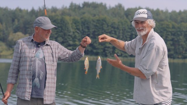 „Paulius ir Saulius“ griebė plūdines meškeres ir išsiruošė į labai lauktą žvejybą Dzūkijos ežere