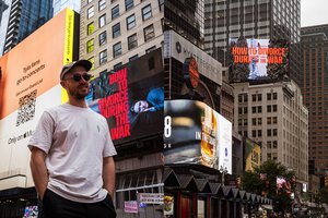 A. Blaževičiaus filmas „Skyrybos karo metu“ pristatytas Niujorko „Times Square“ aikštėje