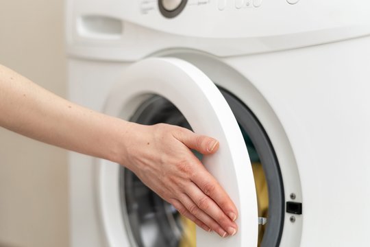 Meistrai įvardijo ribą, kurios geriau neperžengti: kiek laiko galima palikti atviras skalbyklės dureles