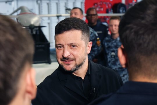 Ukrainos politikos padangę drebina skandalai: V. Zelenskiui atvirai mesta pirštinė