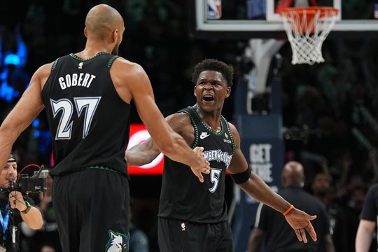 Sujudimas NBA lygoje: vos po metų ir vėl keičiasi komandos savininkai