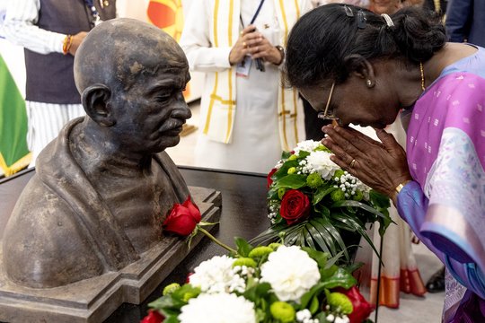 Indijos aukcione už milijoninę sumą parduoti Mahatmos Gandhi dienoraščiai ir kiti daiktai