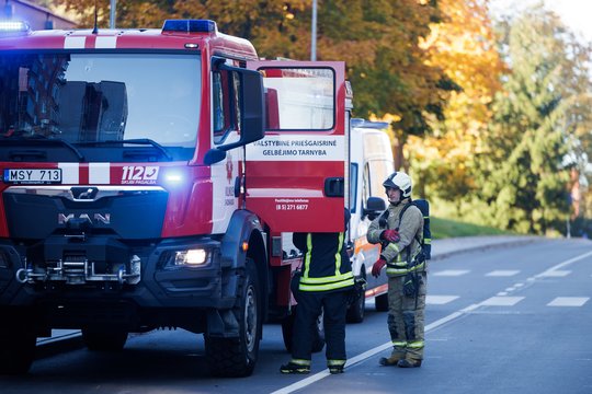 Aliarmas Kaune: gelbėtojai išlaisvino automobilyje įkalintą kūdikį 
