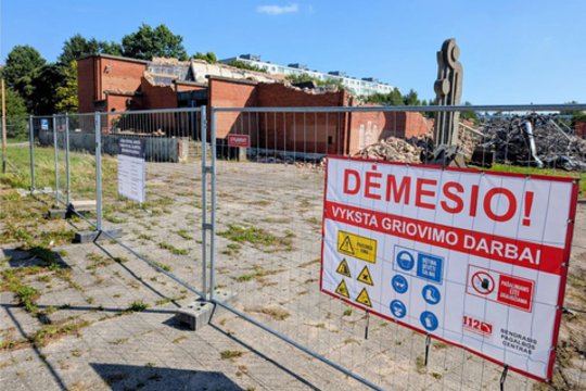 Iš legendinio kino teatro liko griuvėsių krūva: aiškėja, kas bus vietoje jo