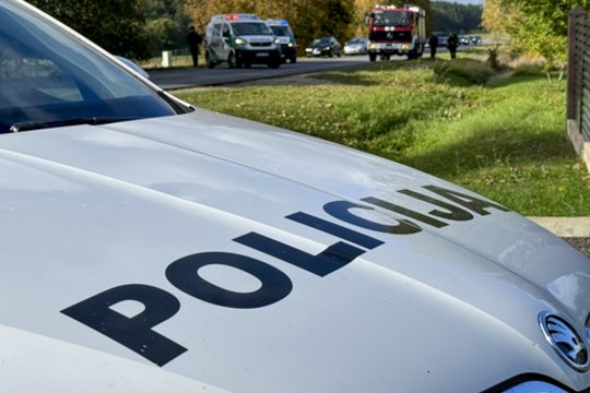 Neįprastas nutikimas Kaune: kol dvi moterys barėsi, riedantis BMW trenkėsi į tvorą