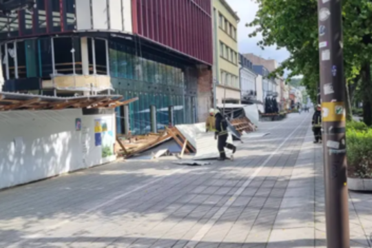 Kauniečiai fiksuoja stipraus vėjo padarinius: užtveriama dalis Laisvės alėjos